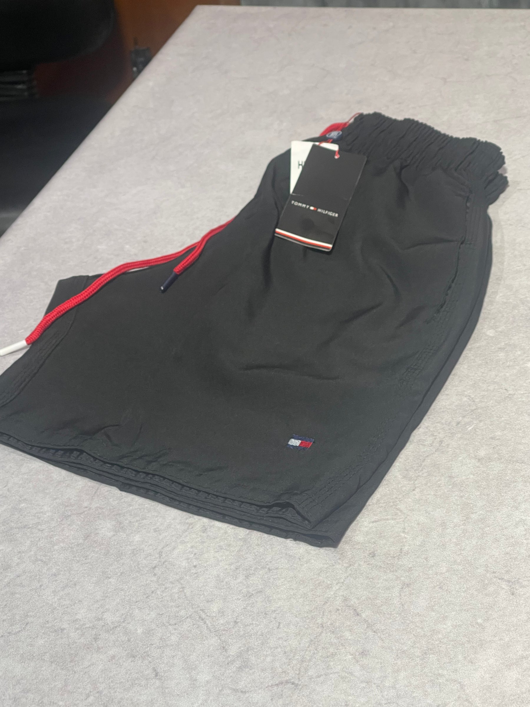 Bermuda Tommy Hilfiger Preta bordado