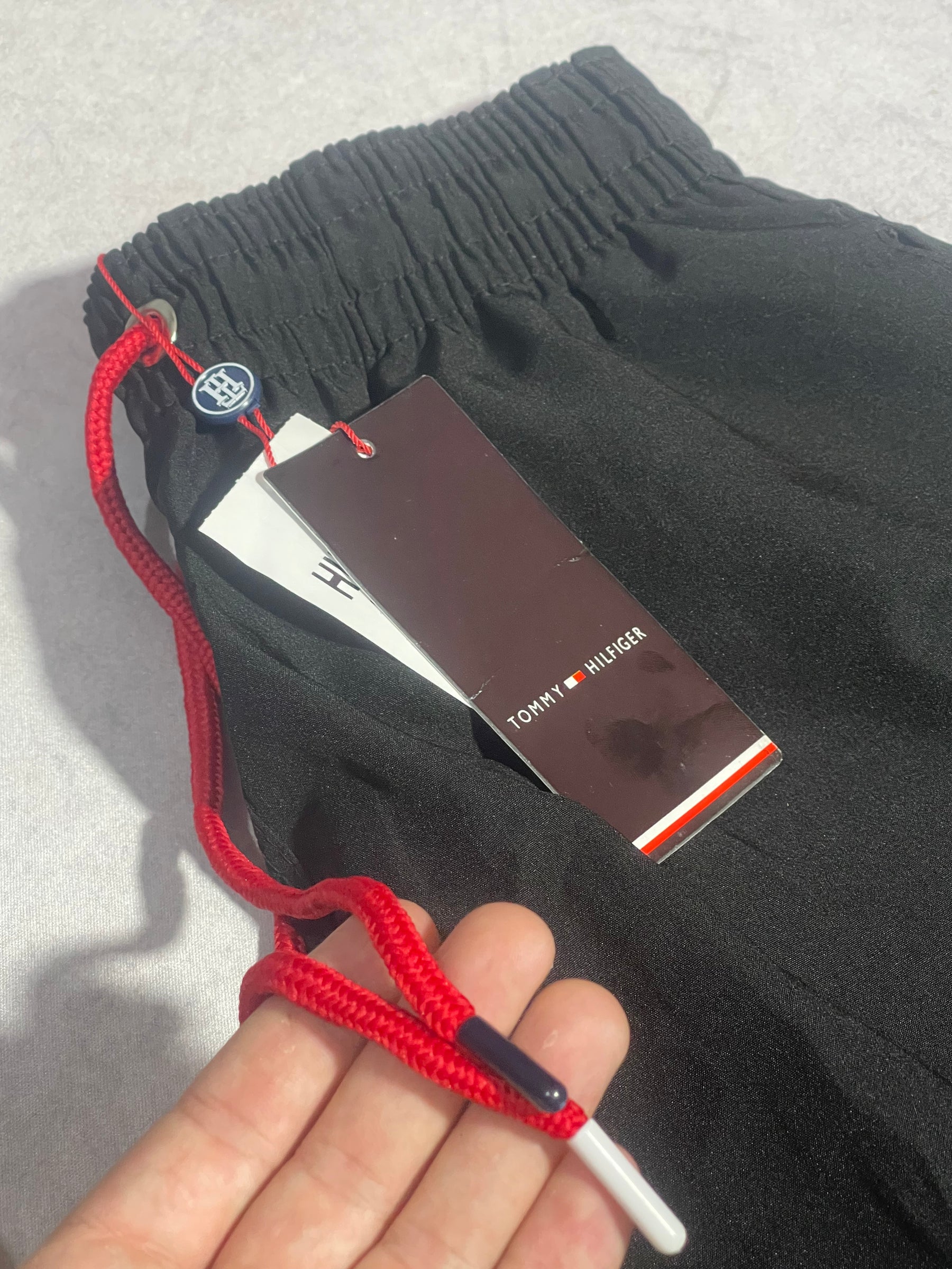Bermuda Tommy Hilfiger Preta bordado